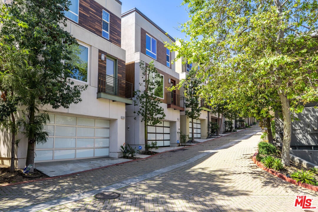 6740 Gill Way in Los Angeles, CA - Foto de edificio