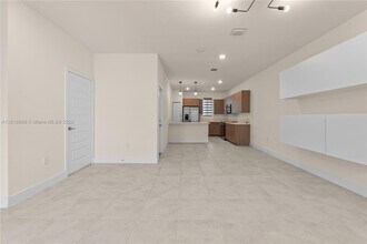 4746 NW 83rd Pkwy in Doral, FL - Building Photo - Building Photo