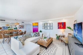 609 Ocean Dr in Key Biscayne, FL - Foto de edificio - Building Photo