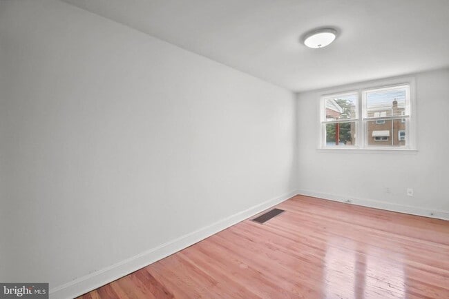 1051 Oakwood Dr in Glenolden, PA - Building Photo - Building Photo