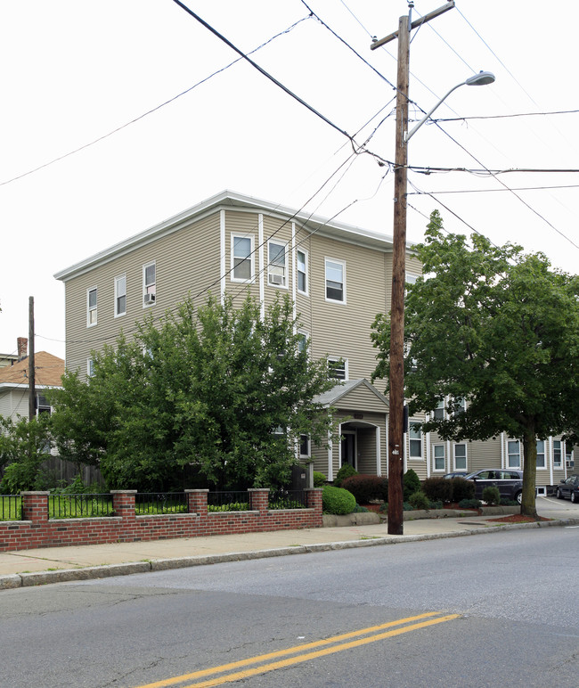 235 Main St in Medford, MA - Foto de edificio - Building Photo
