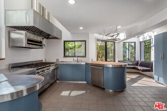 8424 Grand View Dr in Los Angeles, CA - Building Photo - Building Photo