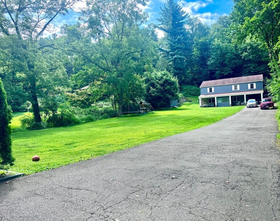 5 Red Mill Rd in Cortlandt Manor, NY - Building Photo
