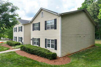 Williamsburg Square in Greensboro, NC - Building Photo - Primary Photo