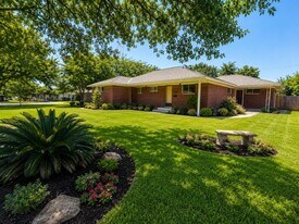 807 W Murrill Ave in Baytown, TX - Building Photo
