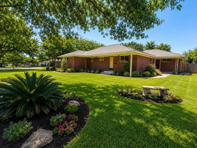 property at 807 W Murrill Ave