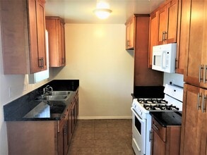 Parr, 10424-10425 in Sunland, CA - Building Photo - Interior Photo