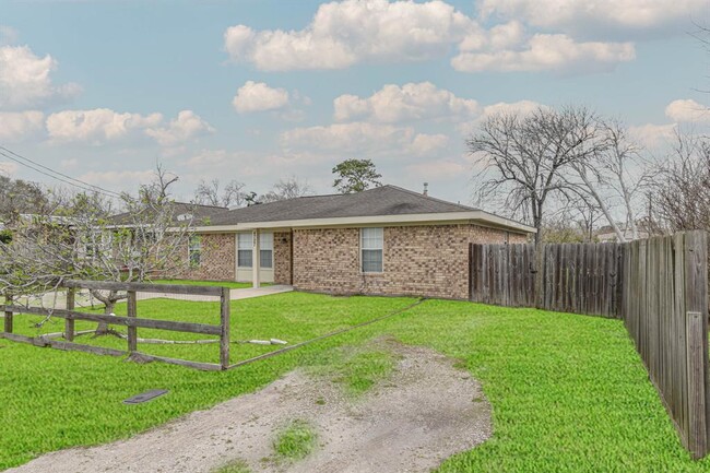 4727 10th St in Bacliff, TX - Building Photo - Building Photo