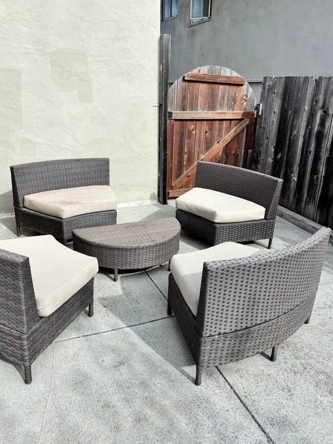 6742 Snowdon Ave in El Cerrito, CA - Foto de edificio - Building Photo