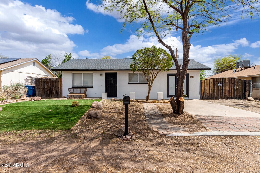 1985 S Plaza Dr in Apache Junction, AZ - Building Photo