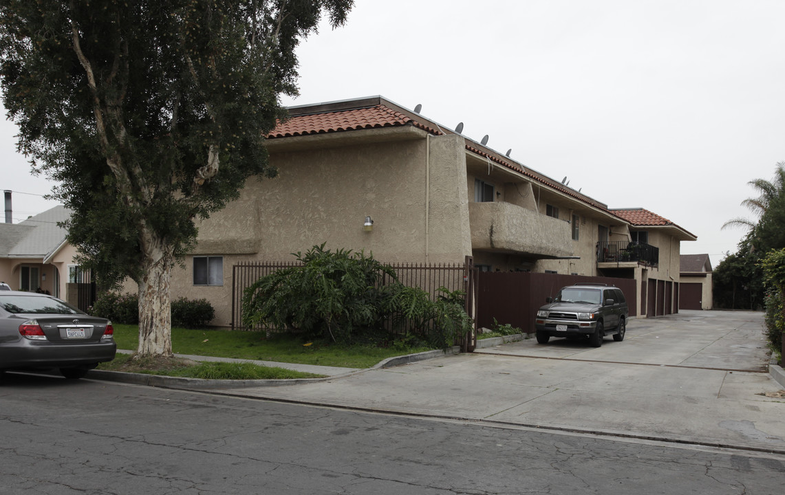 6111 Fullerton Ave in Buena Park, CA - Foto de edificio