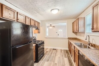 1383 Almont Dr SW in Atlanta, GA - Foto de edificio - Building Photo