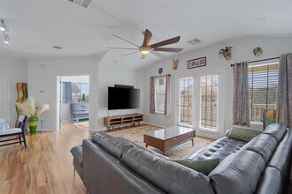 9201 Brodie Ln in Austin, TX - Foto de edificio - Building Photo