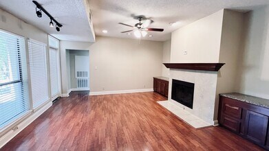 1910 Robbins Pl in Austin, TX - Building Photo - Building Photo