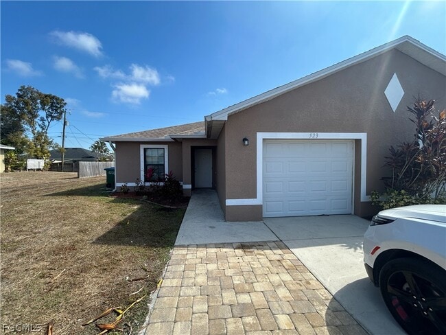 527 SE 6th Pl in Cape Coral, FL - Building Photo - Building Photo