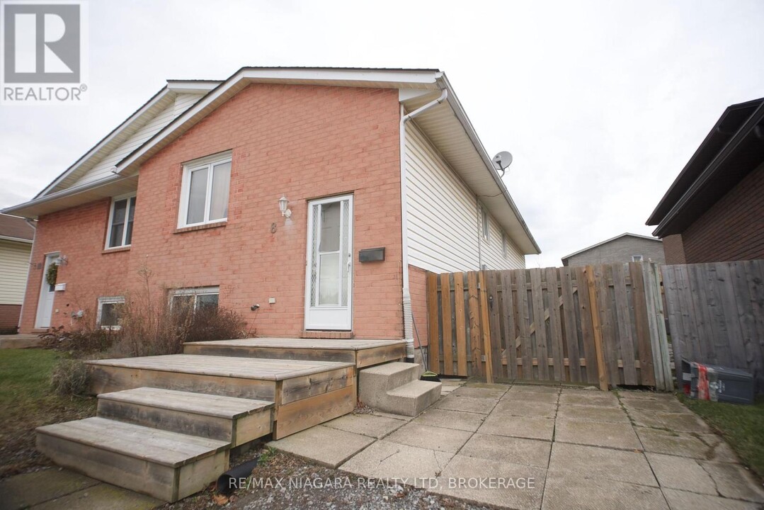 8 Briarsdale Crescent in Welland, ON - Building Photo