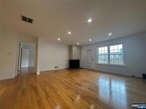 38 Garden Pl, Unit 133 in Edgewater, NJ - Building Photo - Building Photo
