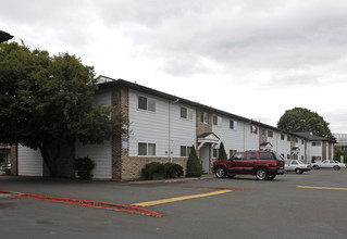 Gateway Park Apartments in Portland, OR - Building Photo - Building Photo