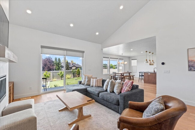 690 S Edge Ln