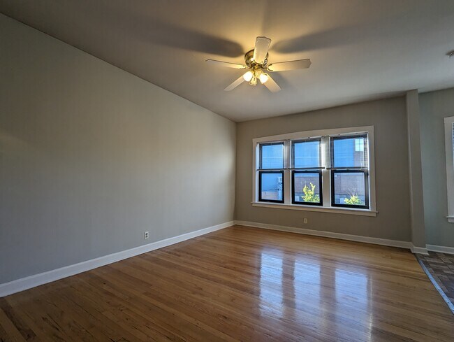 2234 W Wilson Ave, Unit 201 in Chicago, IL - Building Photo - Building Photo