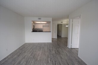 11416 Albers St, Unit 107 in Los Angeles, CA - Building Photo - Building Photo
