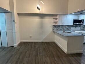 7155 NW 179th St in Hialeah, FL - Building Photo - Building Photo