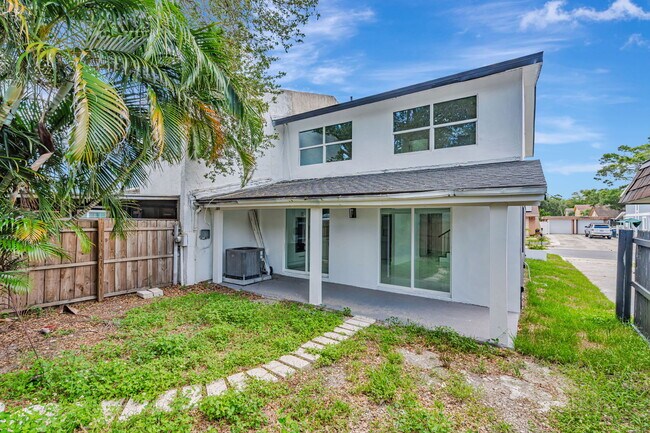 2066 San Marino Way N in Clearwater, FL - Foto de edificio - Building Photo