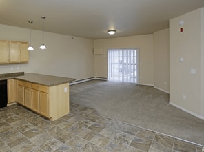 Shadow Ridge Apartments in West Fargo, ND - Foto de edificio - Building Photo