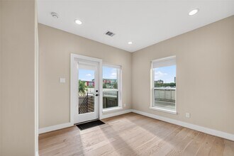 2511 N MacGregor Way in Houston, TX - Building Photo - Building Photo