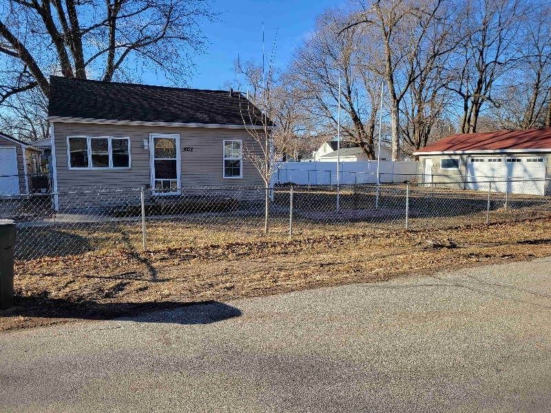 1002 Bertchwood St in Cedar Falls, IA - Building Photo