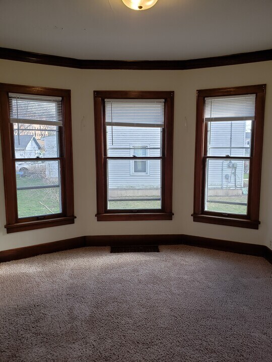 558 Monroe St, Unit Lower in Oshkosh, WI - Building Photo