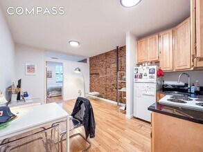 315 E 5th St, Unit 5E in New York, NY - Building Photo - Building Photo