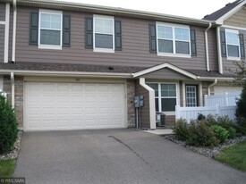 2113 Cedar Grove Trl in Eagan, MN - Building Photo