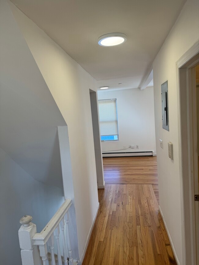 1027 Wilcox Ave, Unit APT 2 in Bronx, NY - Foto de edificio - Building Photo