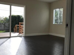 6450 W 84th Pl in Los Angeles, CA - Foto de edificio - Building Photo