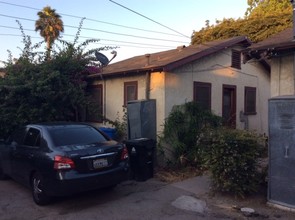 3001 S Cloverdale Ave in Los Angeles, CA - Building Photo - Building Photo