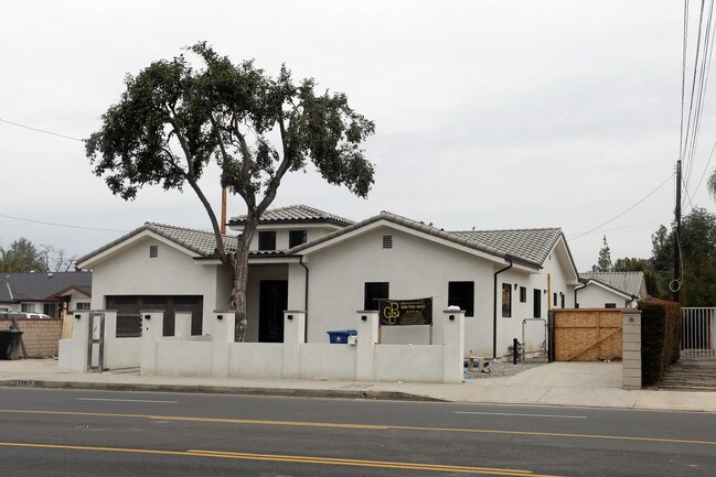 Burbank Compound in Woodland Hills, CA - Foto de edificio - Building Photo