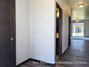 3 Bedroom 2.5 Bathroom Townhome w/ Attache in Sioux Falls, SD - Building Photo - Building Photo