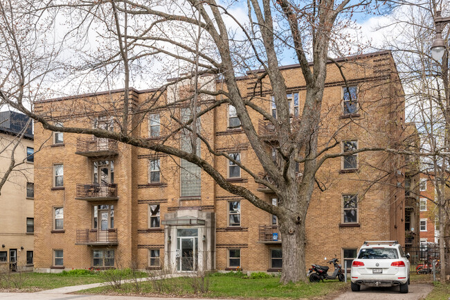 390 Grande Allée W in Québec, QC - Building Photo - Building Photo