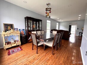 2 Oxford Ct in Kendall Park, NJ - Building Photo - Building Photo