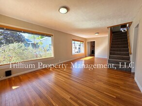 905 NE 80th Ave in Portland, OR - Building Photo - Building Photo