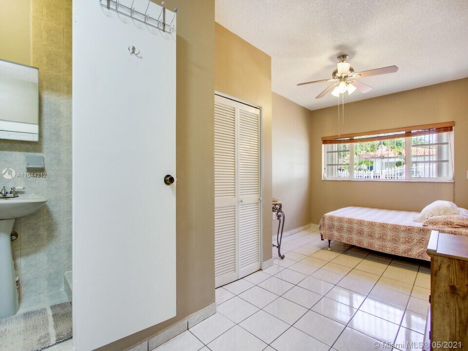 2115 SW 23rd St in Miami, FL - Foto de edificio