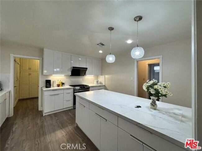 property at 113 N Doheny Dr