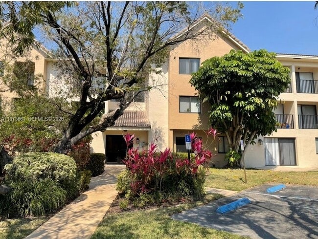 10001 W Atlantic Blvd, Unit 122 in Coral Springs, FL - Foto de edificio - Building Photo