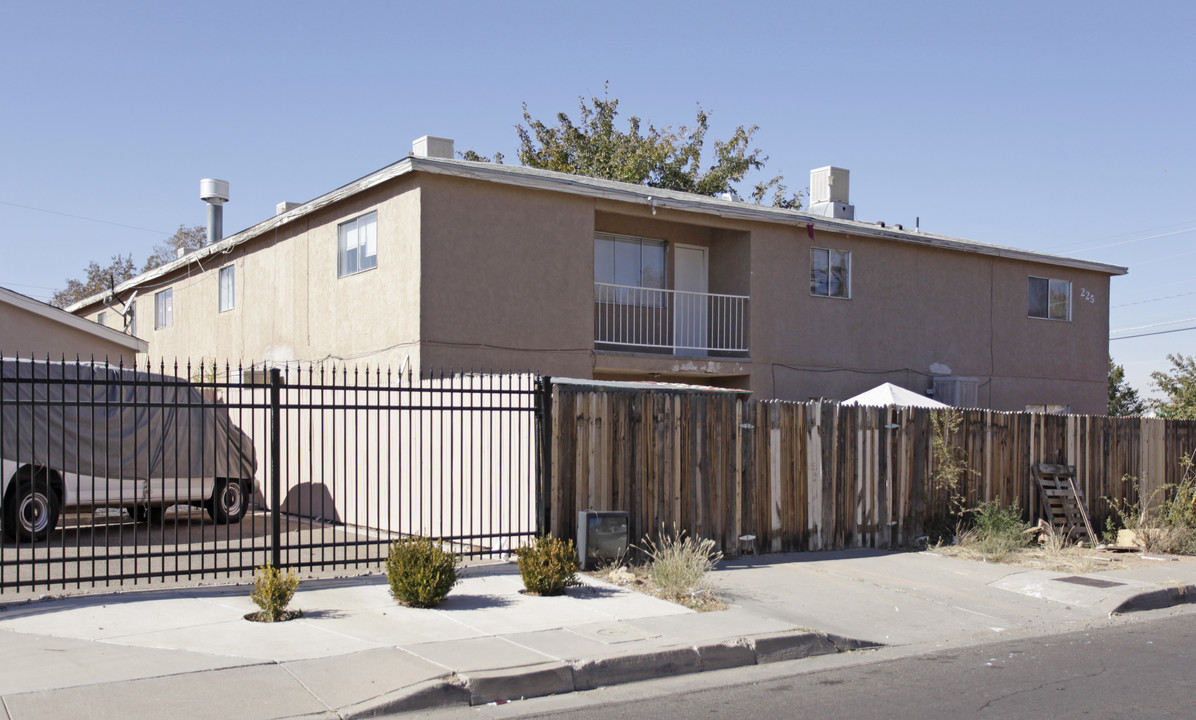 225 Virginia St SE in Albuquerque, NM - Building Photo