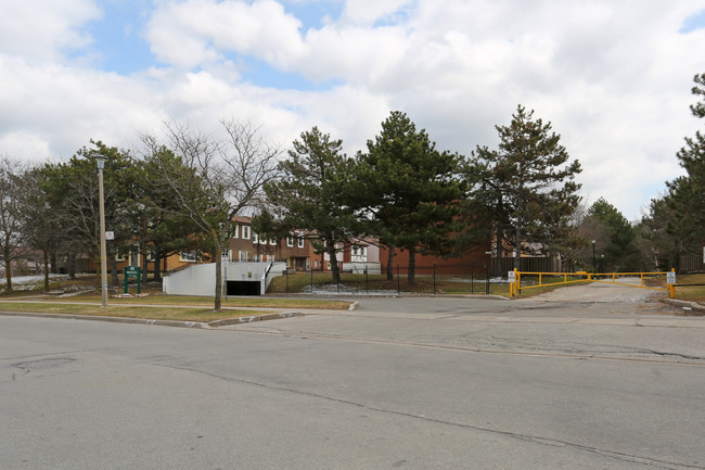 15-25 Brimwood Blvd in Toronto, ON - Building Photo - Primary Photo