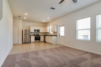 2084 Hemingway Cir in Groveland, FL - Building Photo - Building Photo