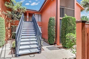 124 Cypress Way E in Naples, FL - Building Photo