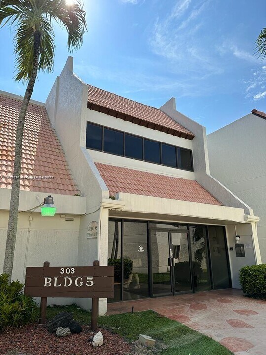 303 Racquet Club Rd in Weston, FL - Building Photo