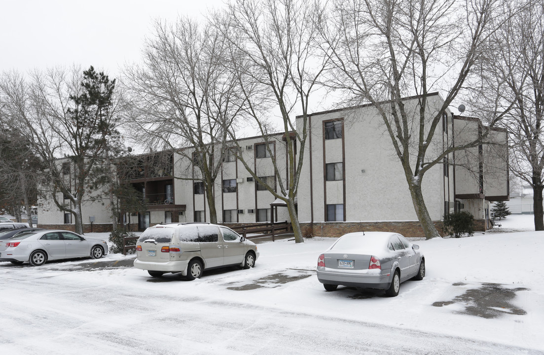 Pinecrest Apartments in Fridley, MN - Building Photo